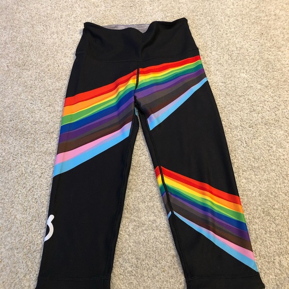 NWOT WITH Peloton Pride Flag Noir Capri Reversible Leggings - Picture 7 of 10